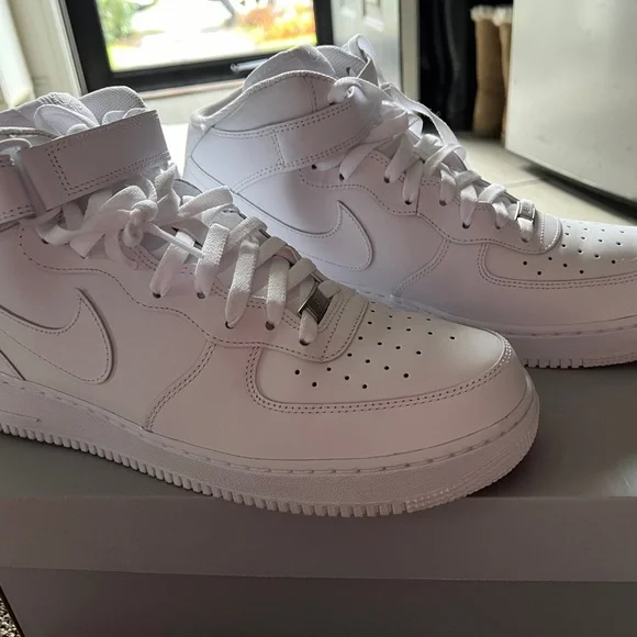 NIKE AIR FORCE 1 MID '07
WHITE MENS SIZE 13. LIKE NEW - Picture 3 of 7